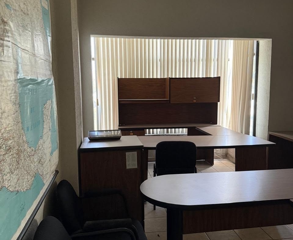 Área de oficina con mobiliario y persianas en Centro de Monterrey