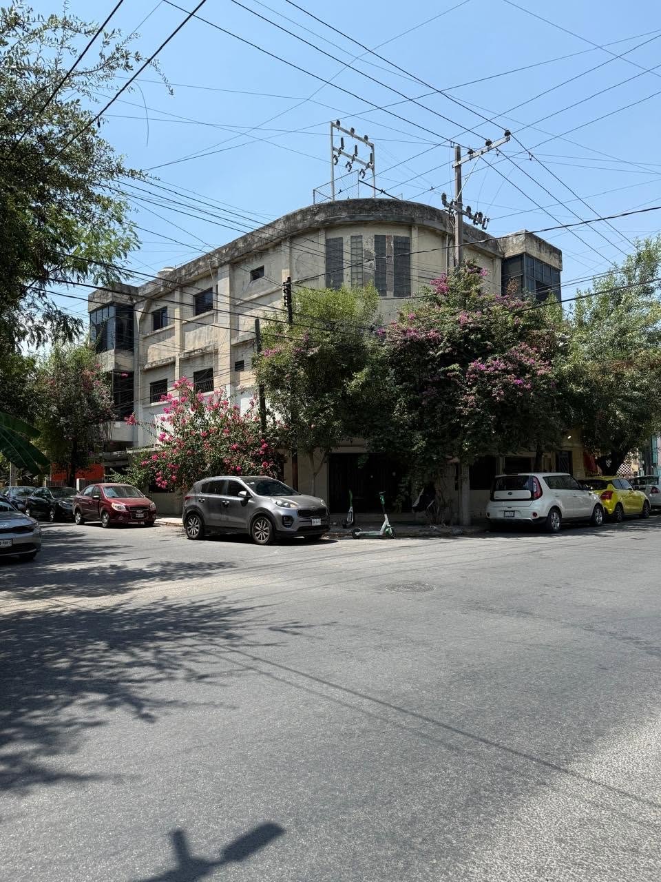 Fachada del edificio de tres niveles en esquina en Centro de Monterrey