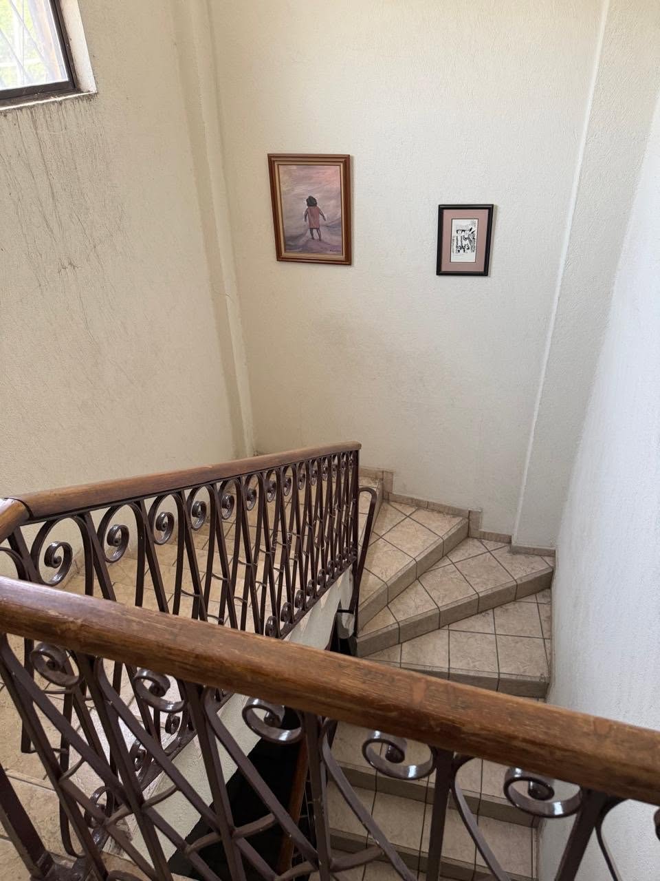 Escalera interior con barandal de madera del edificio en Monterrey