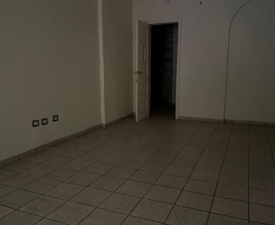 Oficina sin muebles con puerta interior en el edificio de Monterrey