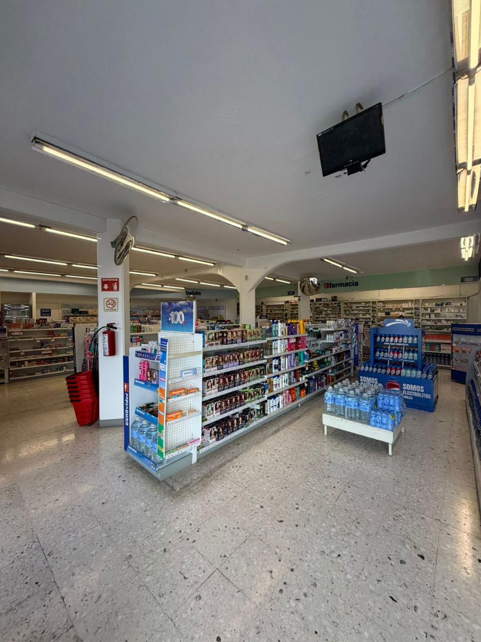 Interior del local de planta baja ocupado por farmacia en Miravalle, Saltillo