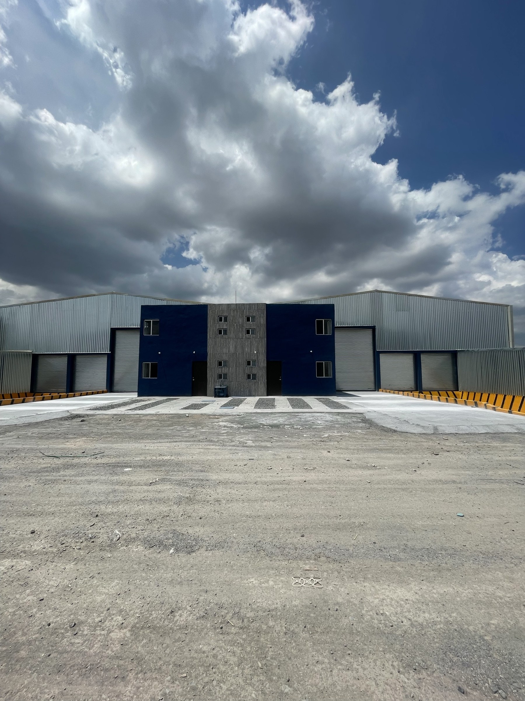 Fachada frontal y área de acceso de las bodegas en Derramadero