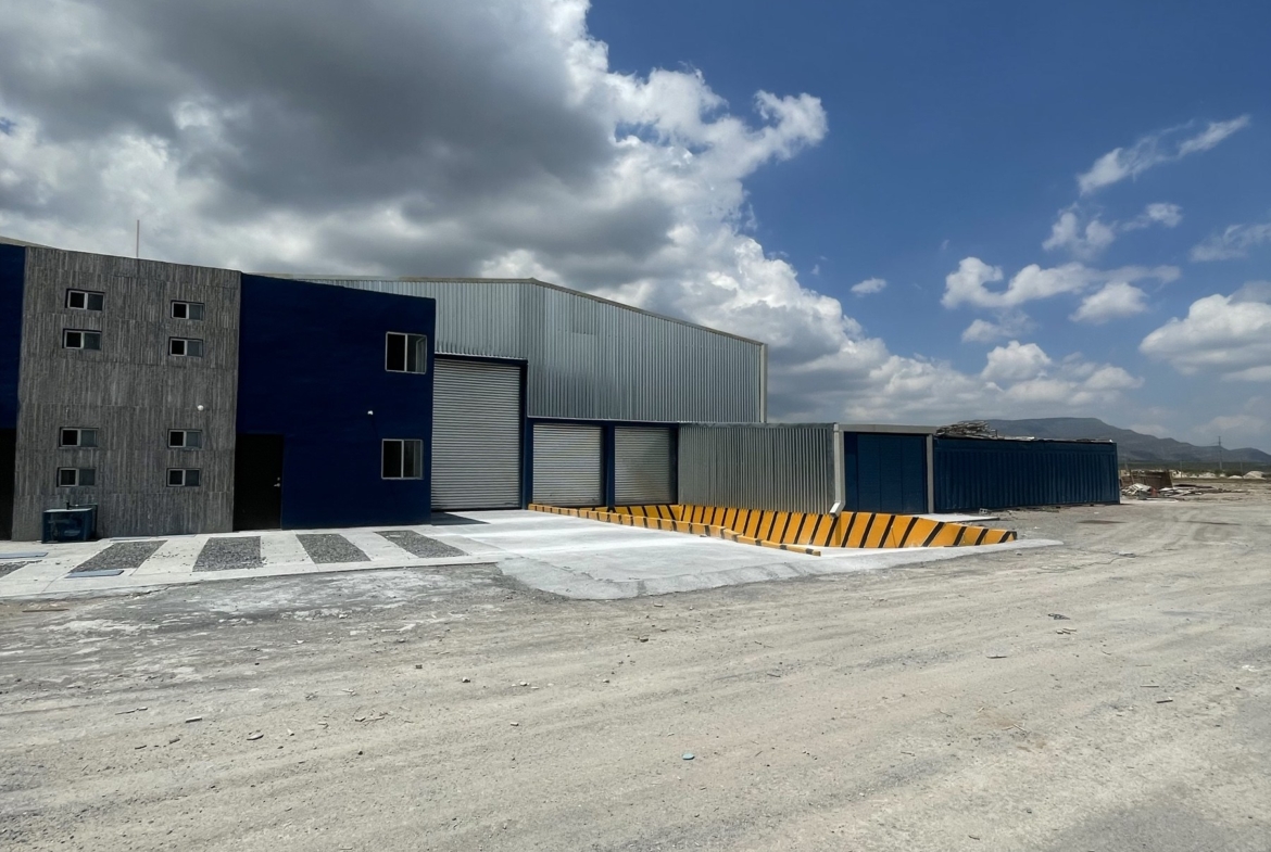Patio exterior y accesos del conjunto industrial en Derramadero
