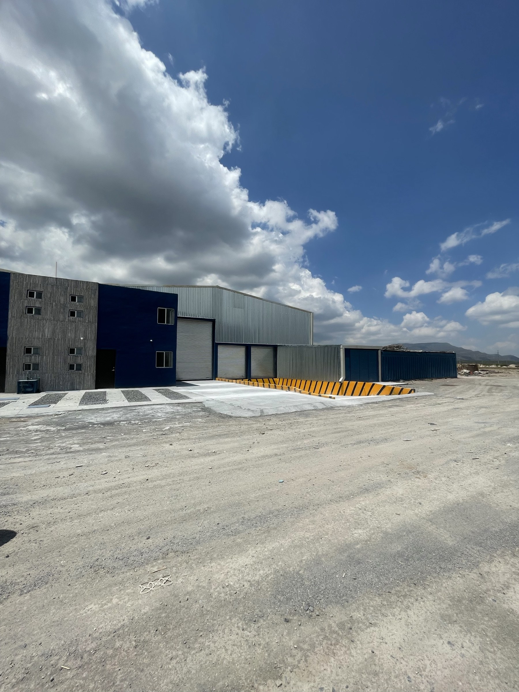 Patio exterior y accesos del conjunto industrial en Derramadero