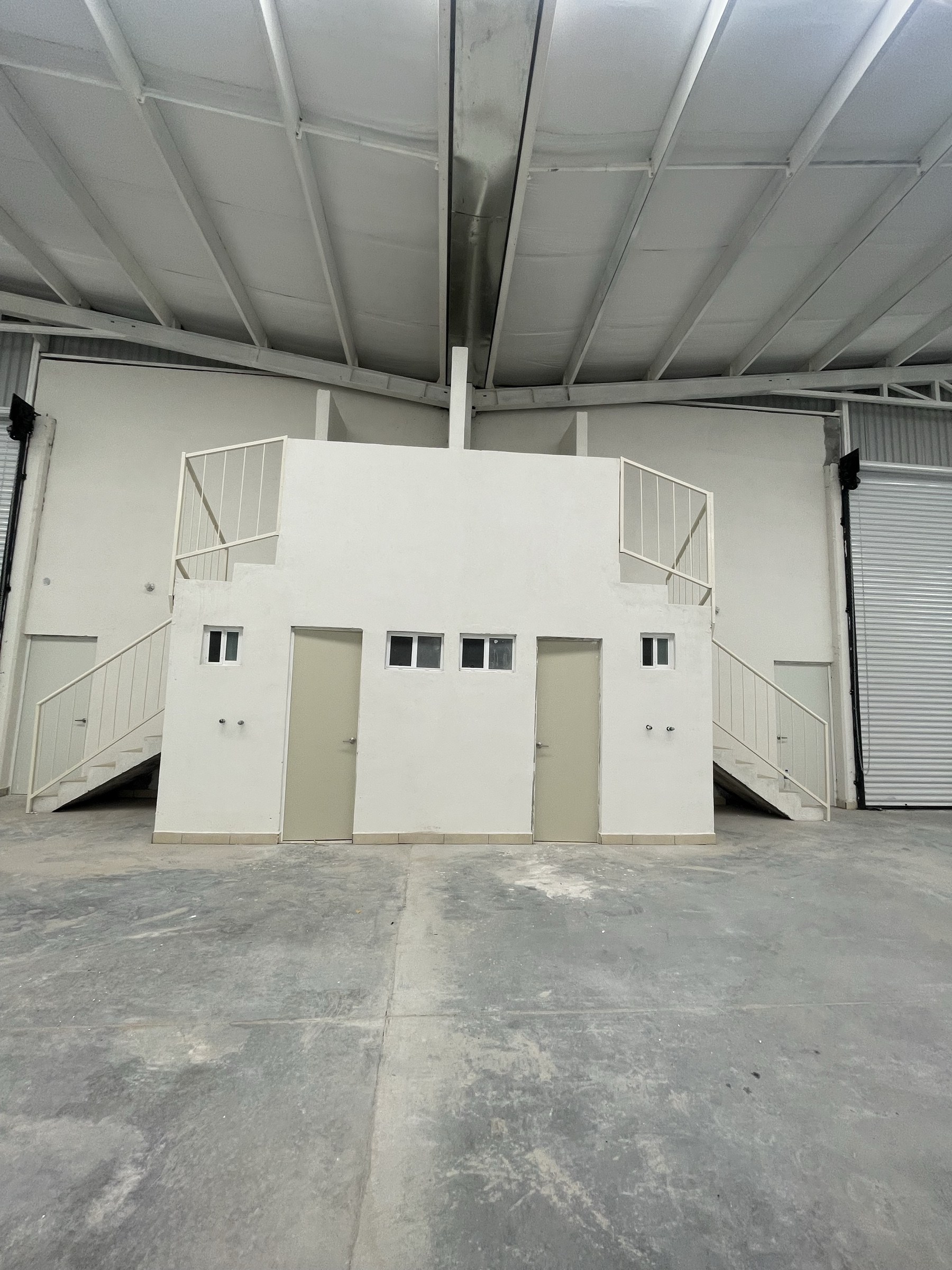 Módulo de oficinas dentro de la bodega industrial en Derramadero