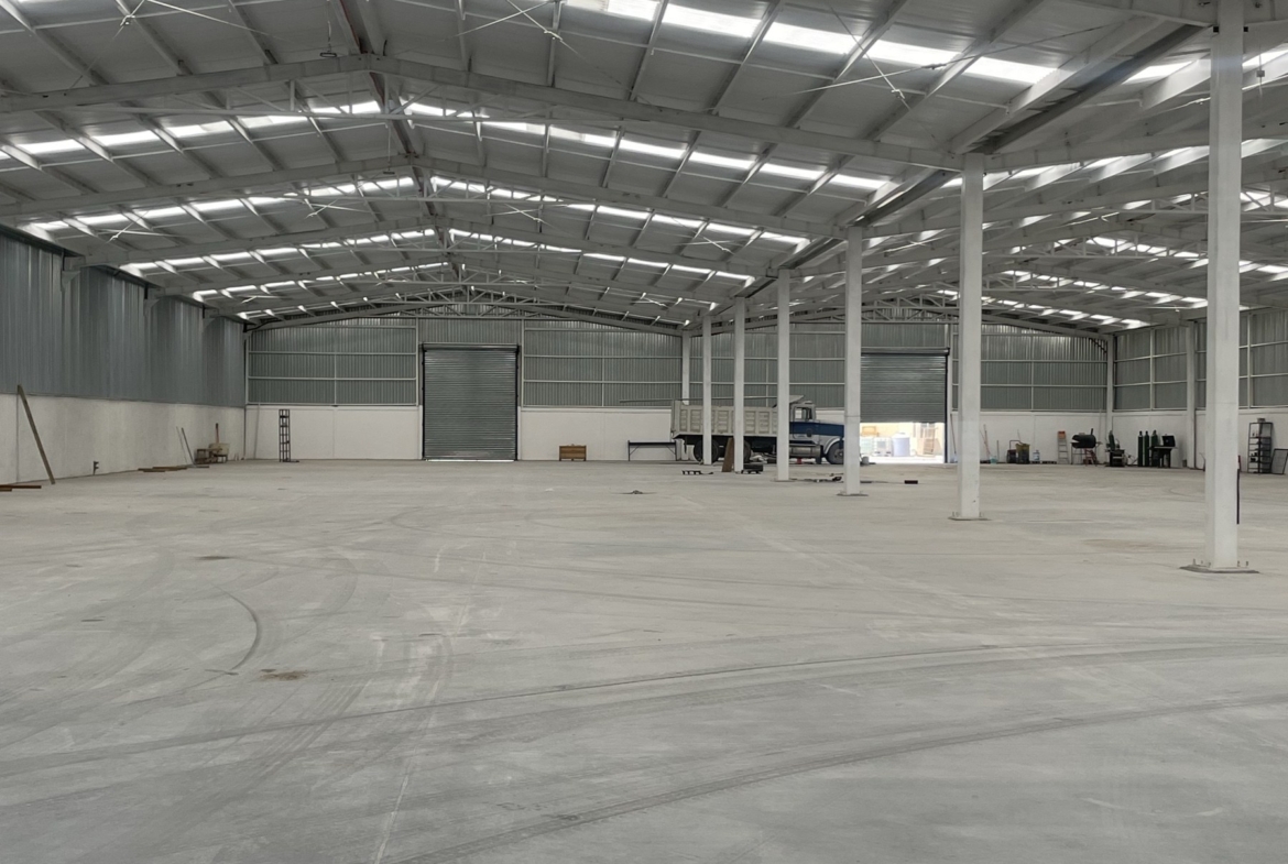 Área de nave industrial con piso de concreto en Derramadero, Saltillo
