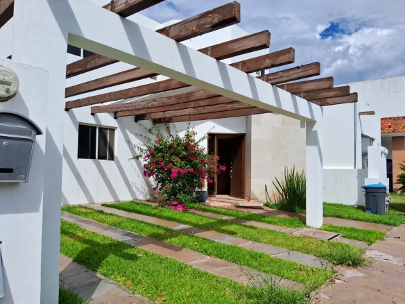 Fachada con pérgola de madera de la casa amueblada en renta en Villas de Guadalupe, Saltillo