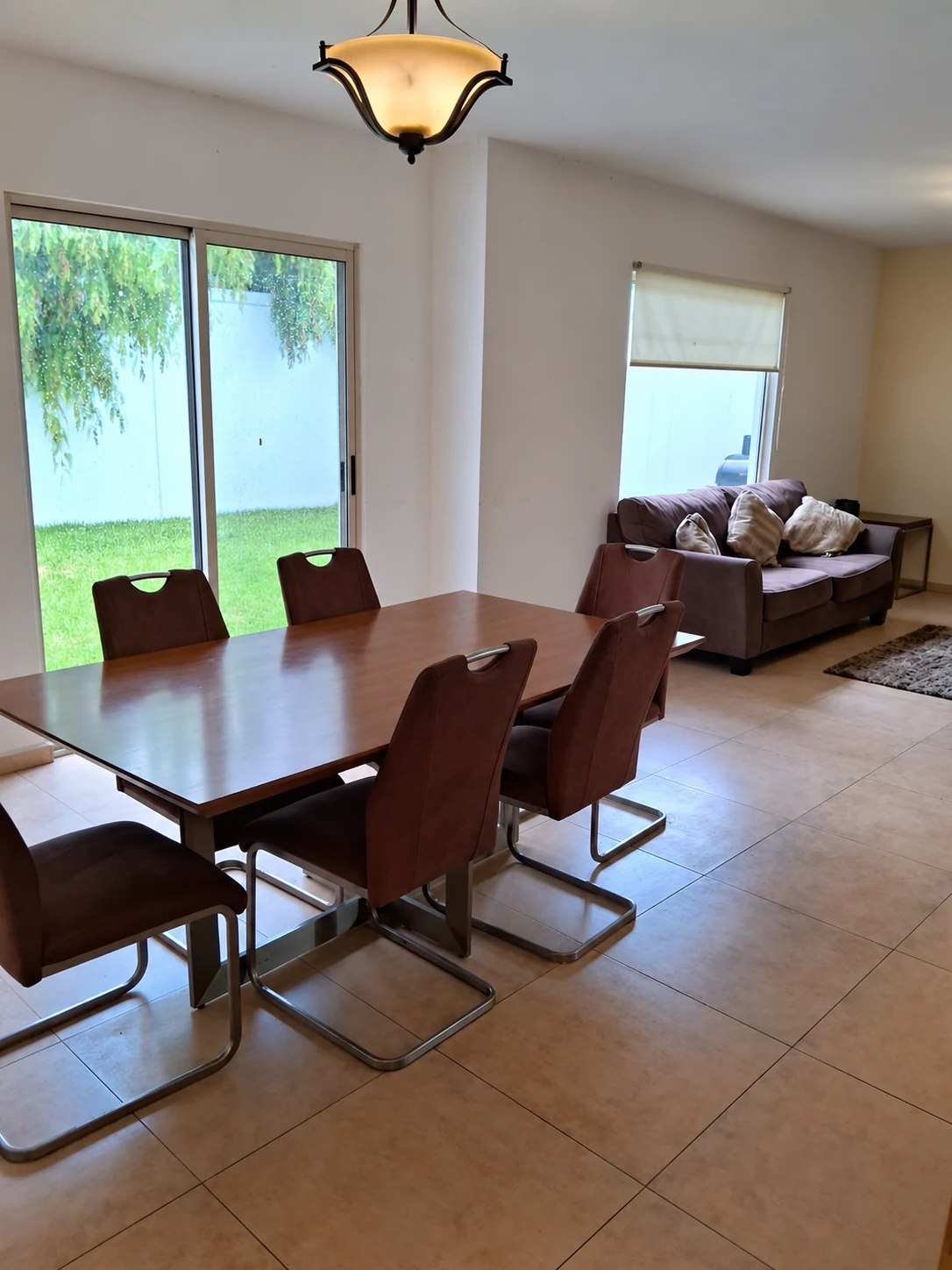Casa en renta en Villas de Guadalupe, Saltillo – Sala y comedor Sala y comedor amueblados con acceso al jardín de la casa en Villas de Guadalupe, Saltillo