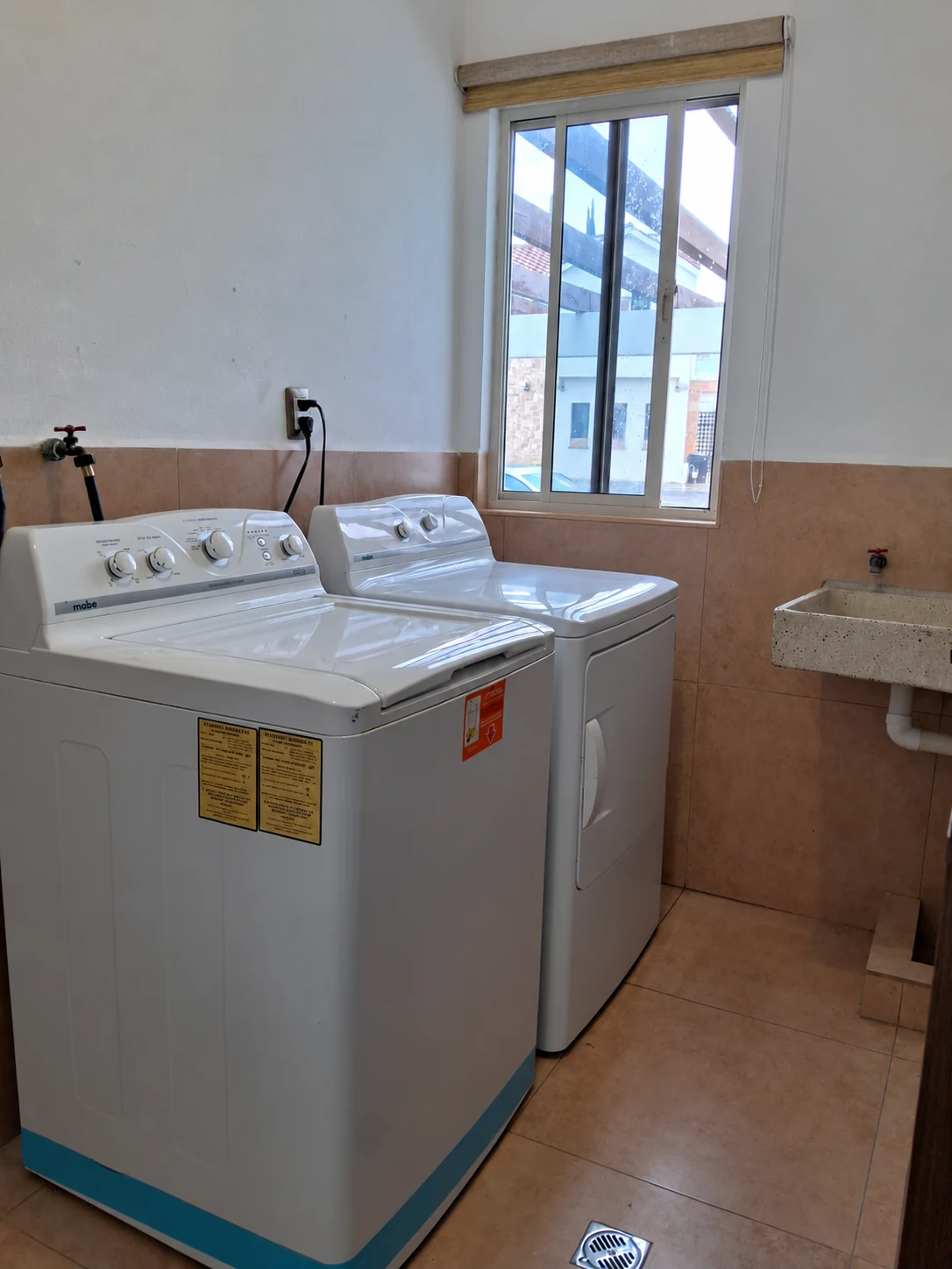 Casa en renta en Villas de Guadalupe, Saltillo – Lavandería Área de lavado con lavadora, secadora y lavadero en la casa en Villas de Guadalupe
