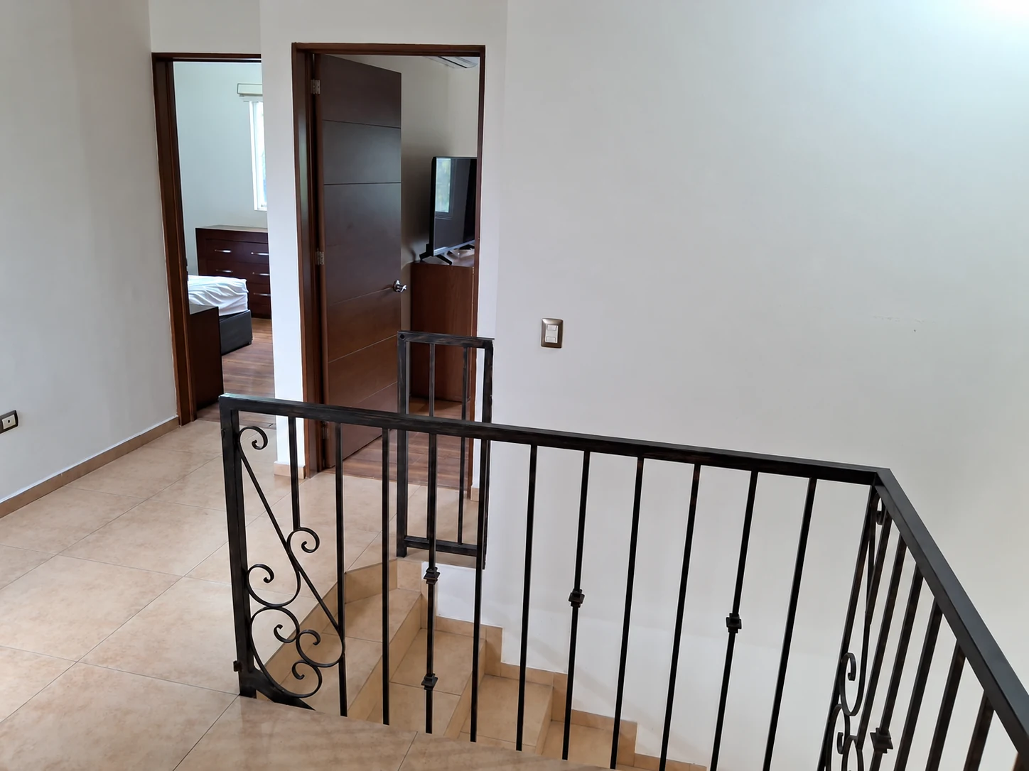 Casa en renta en Villas de Guadalupe, Saltillo – Planta alta Distribuidor de planta alta y accesos a recámaras en la casa en Villas de Guadalupe, Saltillo