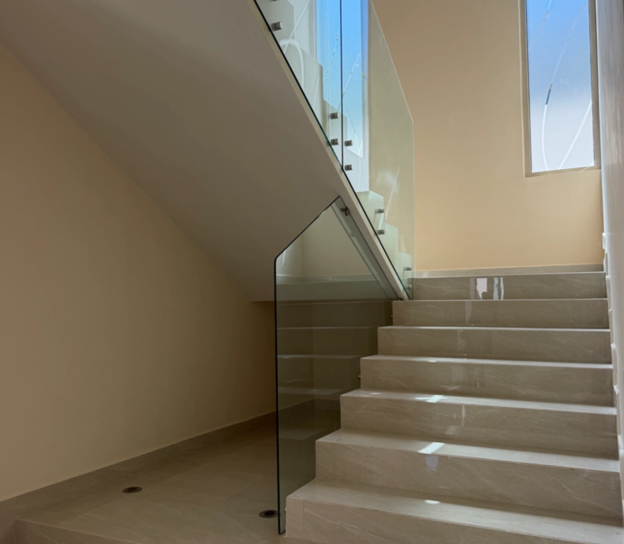 Escalera y doble altura de casa en venta en Vivento Residencial, Saltillo