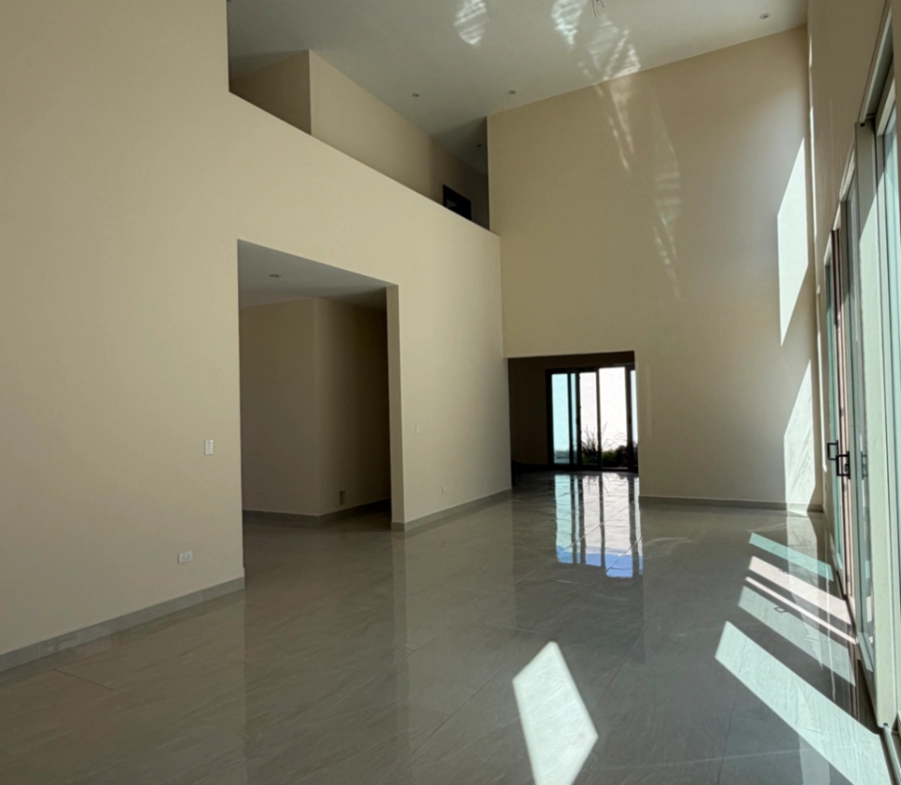 Sala-comedor de doble altura de casa en venta en Vivento Residencial, Saltillo