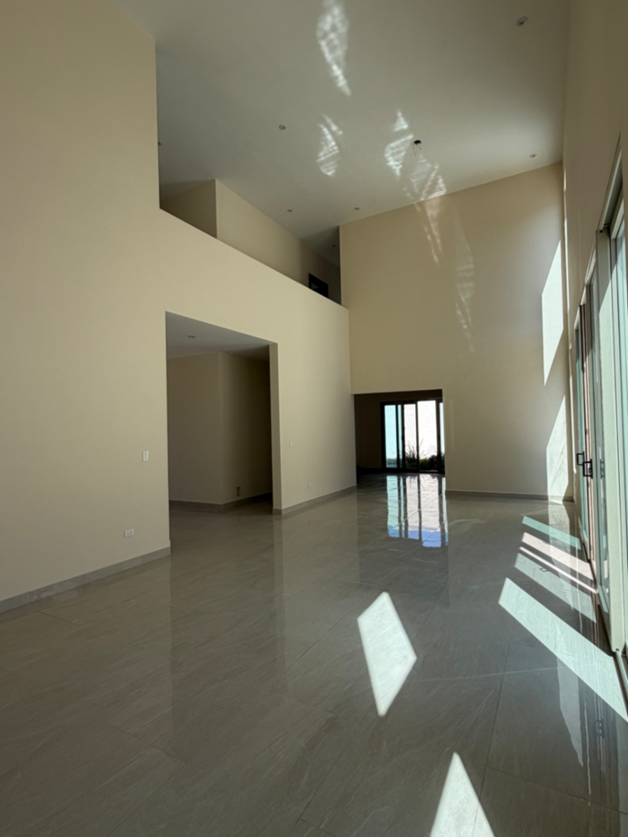 casa-en-venta-saltillo-vivento-09 Sala-comedor de doble altura de casa en venta en Vivento Residencial, Saltillo