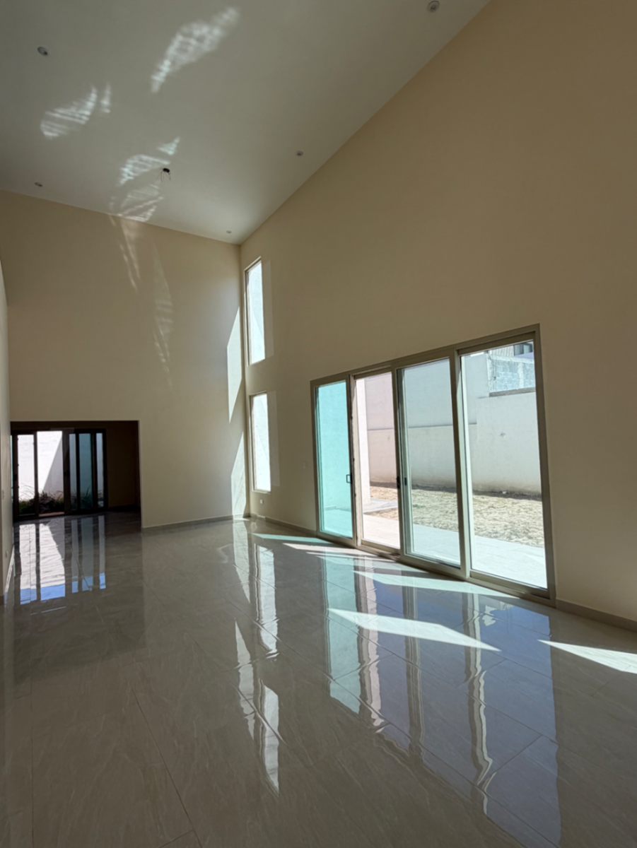 casa-en-venta-saltillo-vivento-10 Sala-comedor con ventanales de casa en venta en Vivento Residencial, Saltillo