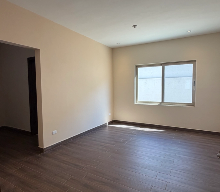 Recámara con piso de madera de casa en venta en Vivento Residencial, Saltillo