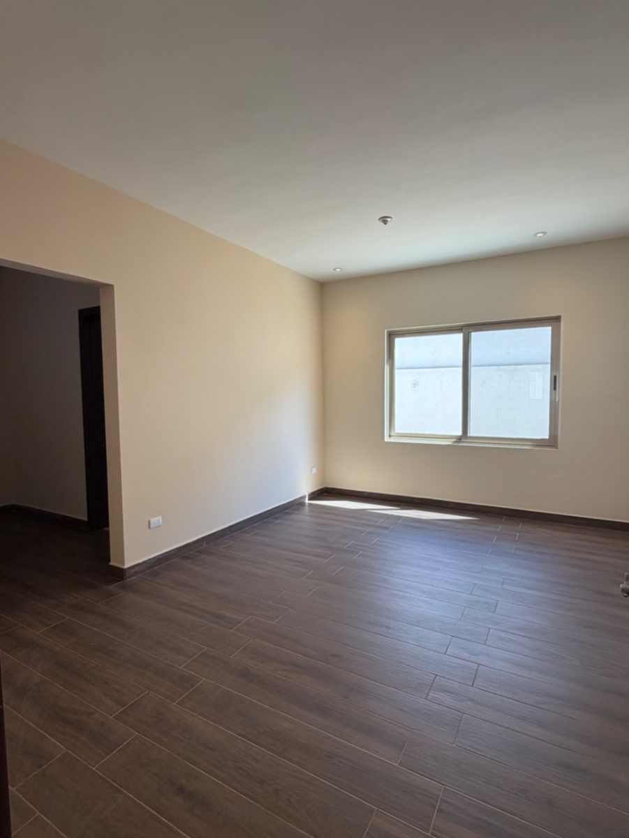 casa-en-venta-saltillo-vivento-14 Recámara con piso de madera de casa en venta en Vivento Residencial, Saltillo