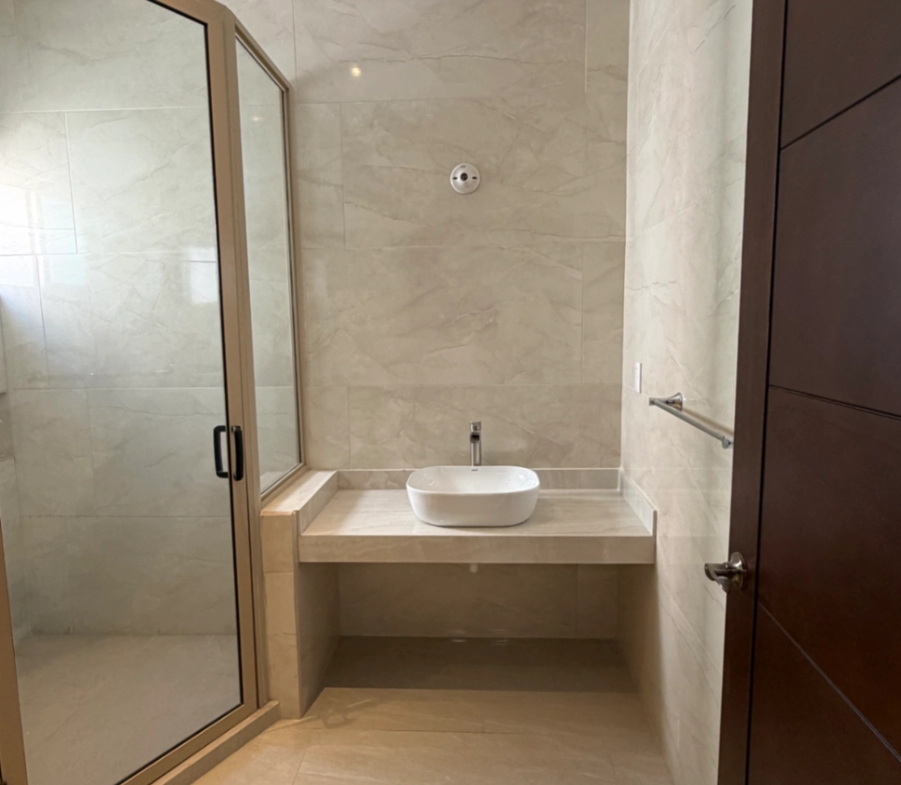Baño completo con cancel de casa en venta en Vivento Residencial, Saltillo