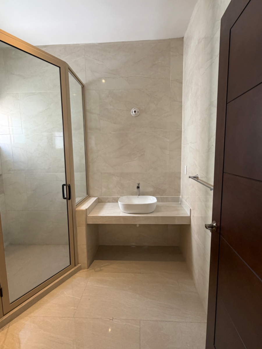 casa-en-venta-saltillo-vivento-16 Baño completo con cancel de casa en venta en Vivento Residencial, Saltillo