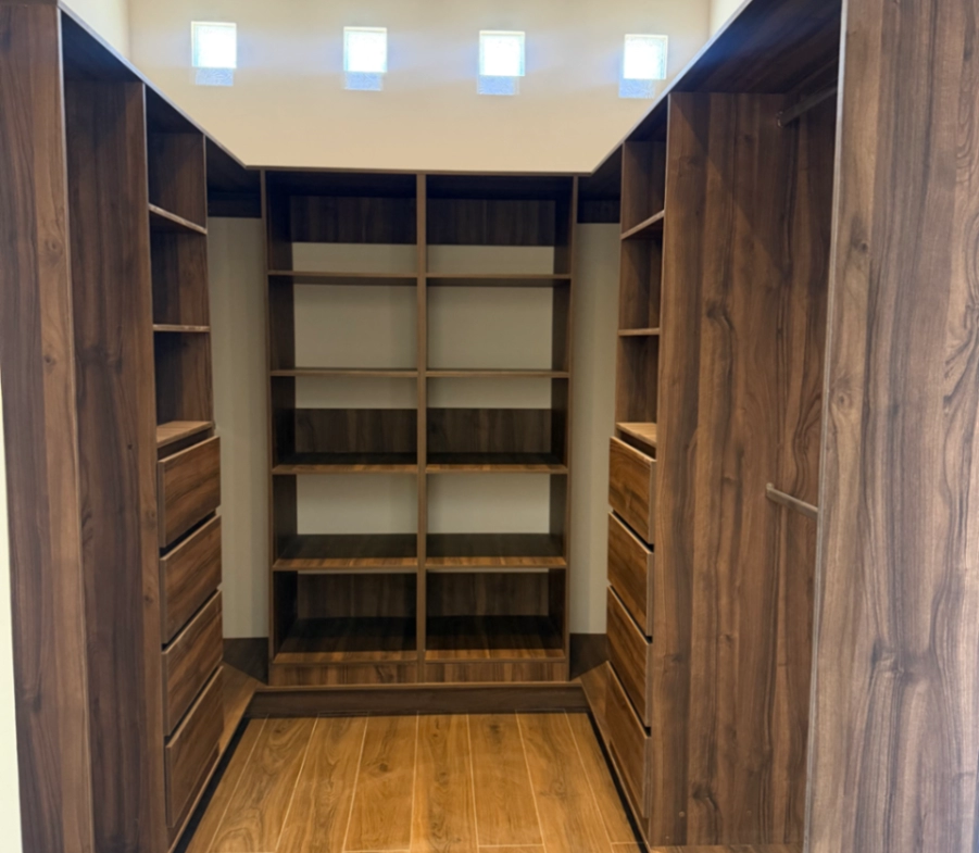 Vestidor con carpintería de casa en venta en Vivento Residencial, Saltillo