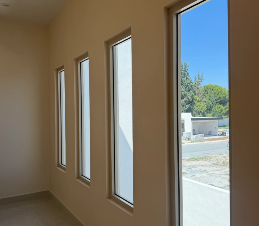 Pasillo con ventanales de casa en venta en Vivento Residencial, Saltillo