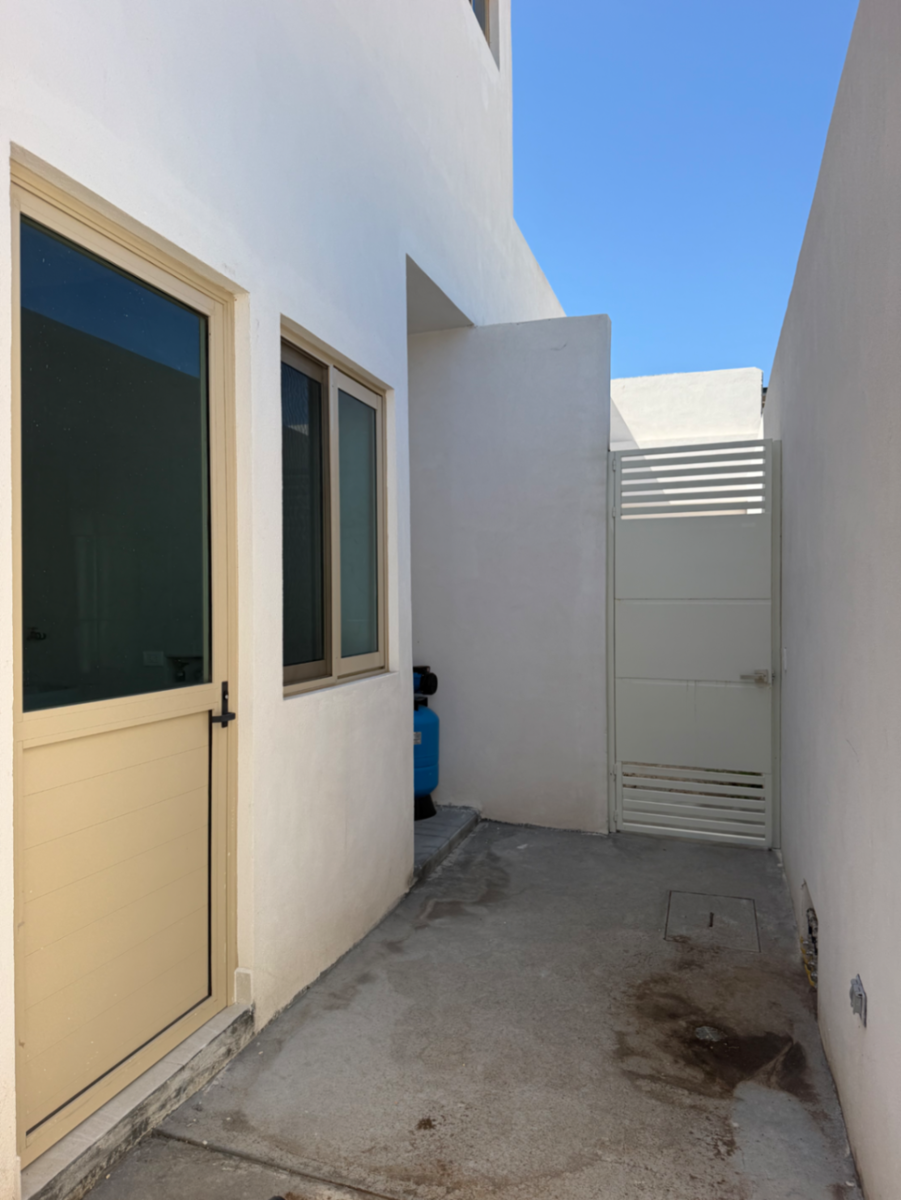 casa-en-venta-saltillo-vivento-26 Patio lateral de casa en venta en Vivento Residencial, Saltillo