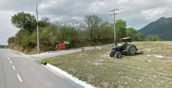Acceso pavimentado al terreno en Las Margaritas, Santiago