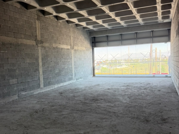 Interior de local en obra gris en Distrito VOEL, Saltillo, con frente acristalado